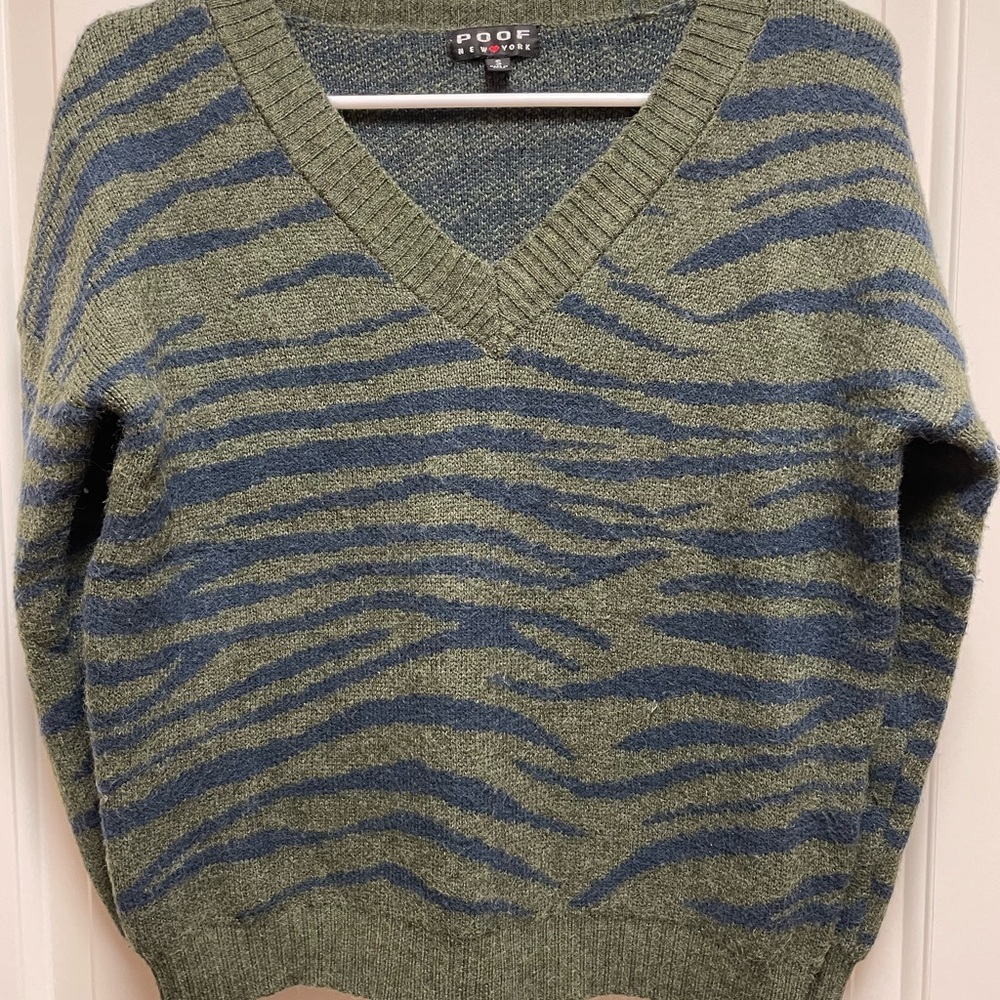 Poof New York Womens Animal Print V-Neck Sweater - Olive & Navy